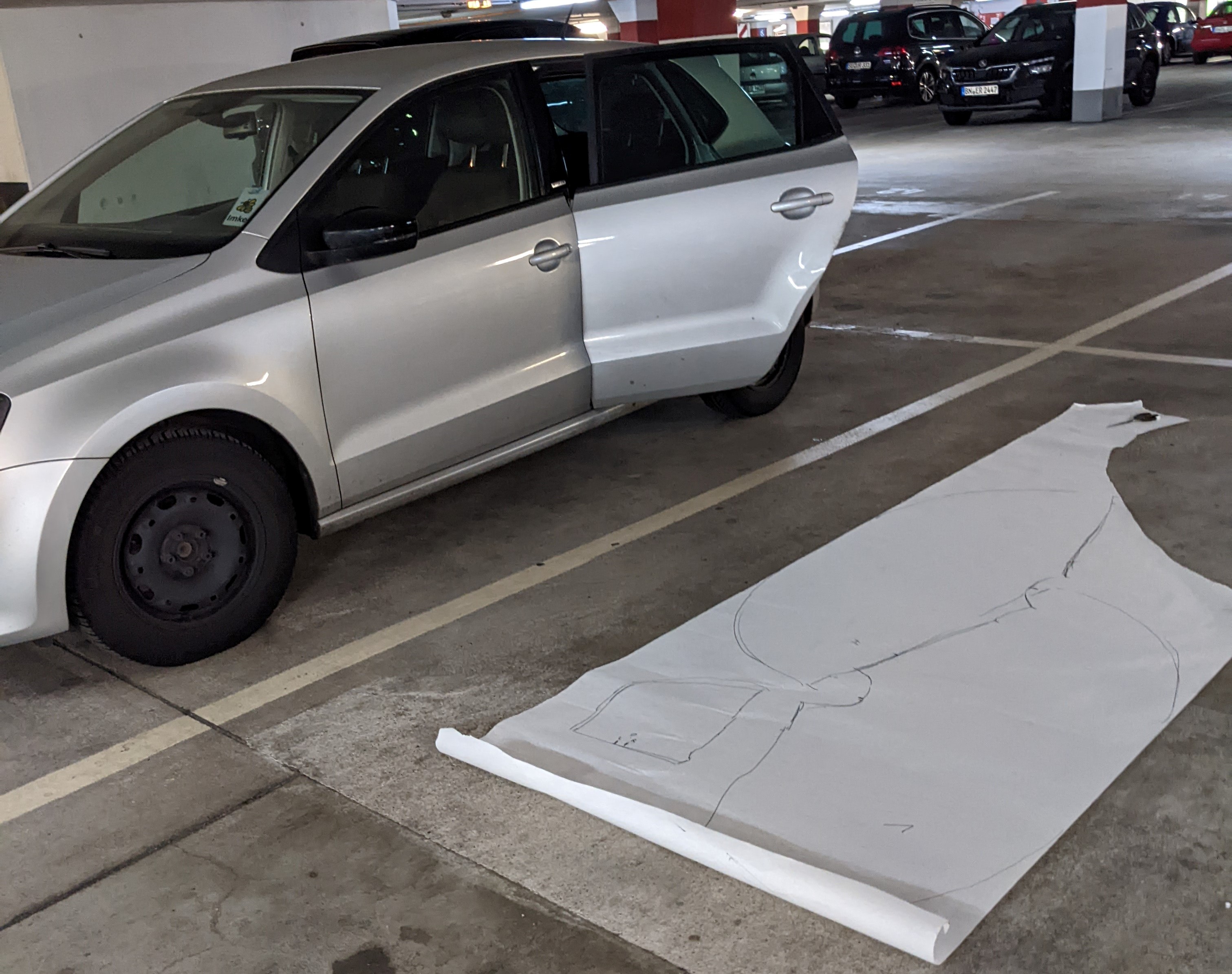 Hier im Vergleich das Schnittmuster im Verhältnis zu meinem Auto